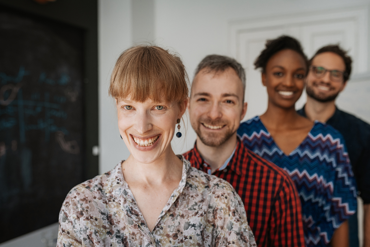 Multietnisk millennial-teamarbeid i coworking space